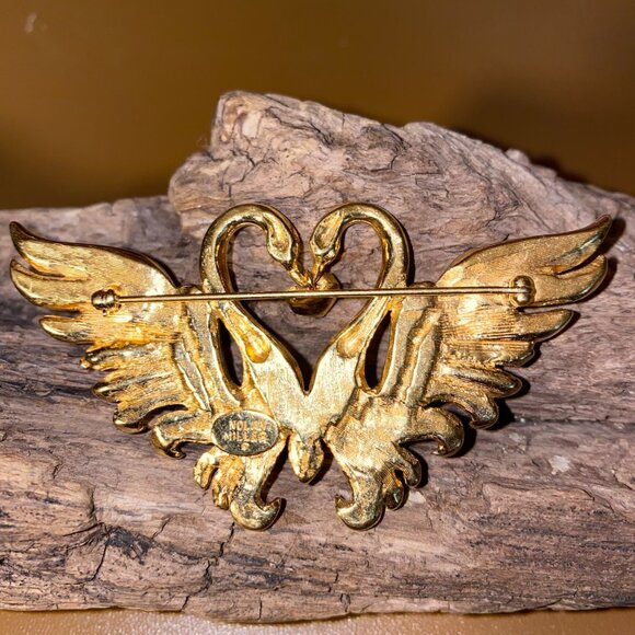 Brooch Large Kissing Swan Heart Nolan Miller With Rhinestones Gold Tone Finish - Picture 3 of 7